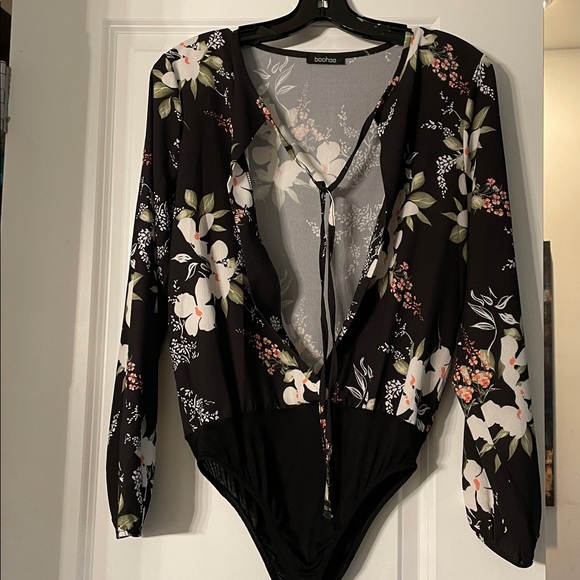 Boohoo Women’s Body Suit Size 10=L  Floral Black Background Ties Round Neckline - Picture 11 of 11